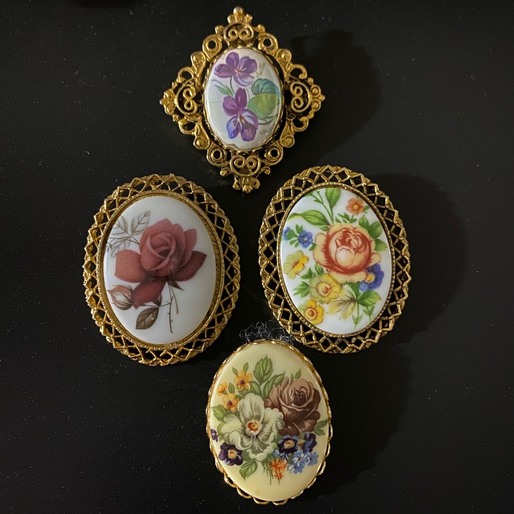 Vintage design Oval pendants/brooches